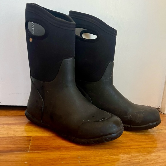 Black Winter Boots - Kid Size 4. - Picture 2 of 4